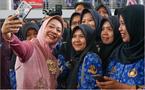 Bupati Purbalingga, Dyah Hayuning Pratiwi usai acara Silaturahmi Akbar Keluarga Besar Aparatur Sipil Negara (ASN) Pegawai Pemerintah dengan Perjanjian Kerja (PPPK) Guru se Kabupaten Purbalingga, di GOR Indoor Sasana Krida Purbalingga, Kamis 2 Mei 2024. Bupati Purbalingga, Dyah Hayuning Pratiwi usai acara Silaturahmi Akbar Keluarga Besar Aparatur Sipil Negara (ASN) Pegawai Pemerintah dengan Perjanjian Kerja (PPPK) Guru se Kabupaten Purbalingga, di GOR Indoor Sasana Krida Purbalingga, Kamis 2 Mei 2024.