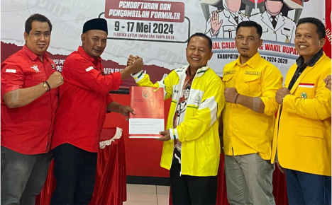 Utusan Partai Golkar Purbalingga mengambil formulir pendaftaran Cawabup ke DPC PDIP Purbalingga, Rabu 15 Mei 2024. Foto: Badar M Nur | tabloidelemen.com Utusan Partai Golkar Purbalingga mengambil formulir pendaftaran Cawabup ke DPC PDIP Purbalingga, Rabu 15 Mei 2024. Foto: Badar M Nur | tabloidelemen.com