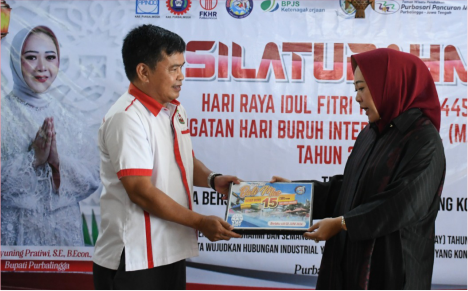 Bupati Purbalingga Dyah Hayuning Pratiwi menerima tiket gratis untuk buruh di Purbalingga dari Plt Direktur Owabong, Eko Susilo saat acara Silaturahmi dan Perayaan MayDay ke-136 tahun 2024, di Pendopo Dipokusumo, Rabu 01 Mei 2024. Bupati Purbalingga Dyah Hayuning Pratiwi menerima tiket gratis untuk buruh di Purbalingga dari Plt Direktur Owabong, Eko Susilo saat acara Silaturahmi dan Perayaan MayDay ke-136 tahun 2024, di Pendopo Dipokusumo, Rabu 01 Mei 2024.