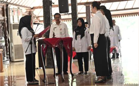 Sebanyak 285 Aparatur Sipil Negara (ASN) yang ada di lingkungan Pemkab Purbalingga mengambil sumpah janji, di Pendopo Dipokusumo, Rabu 29 Mei 2024. Sebanyak 285 Aparatur Sipil Negara (ASN) yang ada di lingkungan Pemkab Purbalingga mengambil sumpah janji, di Pendopo Dipokusumo, Rabu 29 Mei 2024.