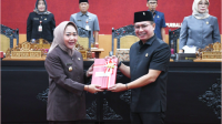 Dyah Hayuning Pratiwi saat menyerahkan Raperda Tentang Pertanggungjawaban Pelaksanaan APBD Tahun Anggaran 2023 kepada Ketua DPRD Kabupaten Purbalingga, HR. Bambang Irawan, dalam Rapat Paripurna DPRD, Rabu 29 Mei 2024 Dyah Hayuning Pratiwi saat menyerahkan Raperda Tentang Pertanggungjawaban Pelaksanaan APBD Tahun Anggaran 2023 kepada Ketua DPRD Kabupaten Purbalingga, HR. Bambang Irawan, dalam Rapat Paripurna DPRD, Rabu 29 Mei 2024