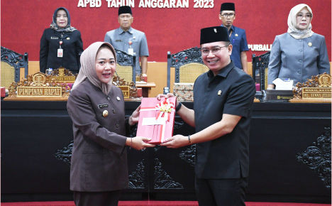 Dyah Hayuning Pratiwi saat menyerahkan Raperda Tentang Pertanggungjawaban Pelaksanaan APBD Tahun Anggaran 2023 kepada Ketua DPRD Kabupaten Purbalingga, HR. Bambang Irawan, dalam Rapat Paripurna DPRD, Rabu 29 Mei 2024 Dyah Hayuning Pratiwi saat menyerahkan Raperda Tentang Pertanggungjawaban Pelaksanaan APBD Tahun Anggaran 2023 kepada Ketua DPRD Kabupaten Purbalingga, HR. Bambang Irawan, dalam Rapat Paripurna DPRD, Rabu 29 Mei 2024