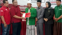 Kyai Syafii Abror, Ketua DPC PPP Purbalingga mengambil formulir pendaftaran bakal calon wakil bupati di kantor DPC PDI Perjuangan Purbalingga, Senin siang 13 Mei 2024.