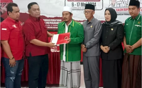 Kyai Syafii Abror, Ketua DPC PPP Purbalingga mengambil formulir pendaftaran bakal calon wakil bupati di kantor DPC PDI Perjuangan Purbalingga, Senin siang 13 Mei 2024.