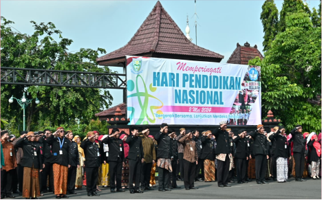 Upacara Hari Pendidikan Nasional (Hardiknas) Tahun 2024, di Halaman Pendopo Dipokusumo, Kamis 2 Mei 2024.