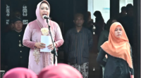Bupati Purbalingga Dyah Hayuning Pratiwi (Tiwi), saat upacara Hari Pendidikan Nasional (Hardiknas) Tahun 2024, di Halaman Pendopo Dipokusumo, Kamis 2 Mei 2024. Bupati Purbalingga Dyah Hayuning Pratiwi (Tiwi), saat upacara Hari Pendidikan Nasional (Hardiknas) Tahun 2024, di Halaman Pendopo Dipokusumo, Kamis 2 Mei 2024.