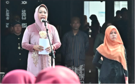 Bupati Purbalingga Dyah Hayuning Pratiwi (Tiwi), saat upacara Hari Pendidikan Nasional (Hardiknas) Tahun 2024, di Halaman Pendopo Dipokusumo, Kamis 2 Mei 2024. Bupati Purbalingga Dyah Hayuning Pratiwi (Tiwi), saat upacara Hari Pendidikan Nasional (Hardiknas) Tahun 2024, di Halaman Pendopo Dipokusumo, Kamis 2 Mei 2024.