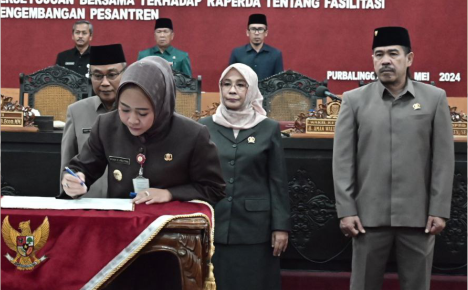 Bupati Purbalingga Dyah Hayuning Pratiwi bersama pimpinan DPRD Purbalingga dalam Rapat Paripurna DPRD tentang Persetujuan Raperda Fasilitasi Pengembangan Pesantren menjadi Perda, di Ruang Rapat DPRD, Selasa 14 Mei 2024.