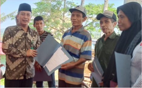 Plh Kepala Kantor Kementerian Agama (Kemenag) Purbalingga Syarif Hidayat saat memberikan 30 sertifikat halal gratis bagi pelaku UMKM di Desa Limbasari Kecamatan Bobotsari, Sabtu 4 Mei 2024.