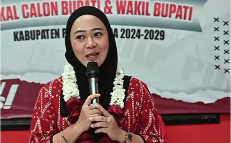 Dyah Hayuning Pratiwi (Tiwi), petahana Bupati Purbalingga mengembalikan formulir pendaftaran calon bupati ke DPC PDI Perjuangan Purbalingga, Rabu 15 Mei 2024. Foto: Badar M Nur | tabloidelemen.com Dyah Hayuning Pratiwi (Tiwi), petahana Bupati Purbalingga mengembalikan formulir pendaftaran calon bupati ke DPC PDI Perjuangan Purbalingga, Rabu 15 Mei 2024. Foto: Badar M Nur | tabloidelemen.com