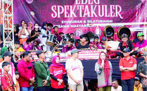 Bupati Purbalingga, Dyah Hayuning Pratiwi (Tiwi) saat Pentas Ebeg Spektakuler di Desa Bedagas, Pengadegan.