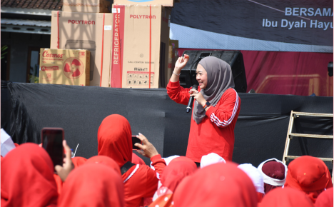 Bupati Purbalingga Dyah Hayuning Pratiwi (Tiwi) saat acara Gerakan Masyarakat Hidup Sehat (Germas) Puskesmas Kemangkon terselenggara di Lapangan Desa Kedungbenda, Rabu 19 Juni 2024.