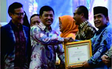 Wakil Menteri Kesehatan RI Dante Saksono Harbuwono menyerahkan Abipraya Prasasya kepada Wakil Bupati Purbalingga, H Sudono, dalam Puncak Peringatan Hari Tanpa Tembakau Sedunia (HTTS) 2024.di Auditorium Siwabessy Kemenkes RI, Jakarta,