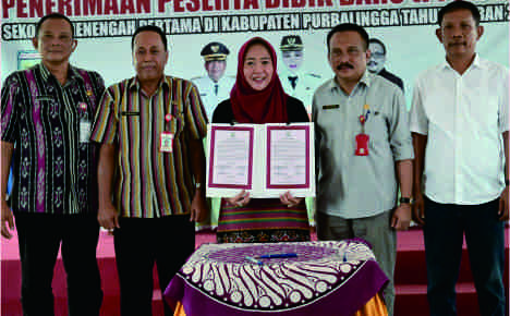 Bupati Purbalingga, Dyah Hayuning Pratiwi (Tiwi) usai menyaksikan penandatanganan Pakta Integritas oleh Ketua Musyawarah Kerja Kepala Sekolah (MKKS) SMP, dan Kepala Dinas Pendidikan dan Kebudayaan (Dindikbud) Kabupaten Purbalingga, di Aula SMP Negeri 3 Purbalingga, Selasa 11 Juni 2024. Bupati Purbalingga, Dyah Hayuning Pratiwi (Tiwi) usai menyaksikan penandatanganan Pakta Integritas oleh Ketua Musyawarah Kerja Kepala Sekolah (MKKS) SMP, dan Kepala Dinas Pendidikan dan Kebudayaan (Dindikbud) Kabupaten Purbalingga, di Aula SMP Negeri 3 Purbalingga, Selasa 11 Juni 2024.