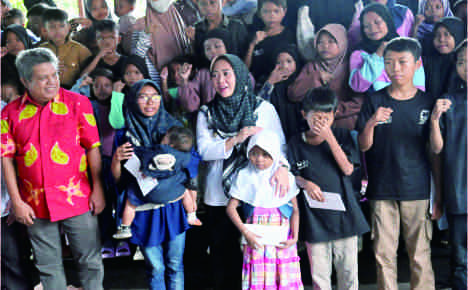 Bupati Purbalingga, Dyah Hayuning Pratiwi usai menyerahkan bantuan secara simbolis kepada penyandang Thalasemia, di Selasar Pandang Cafe Owabong, Kecamatan Bojongsari, Rabu 12 Juni 2024.