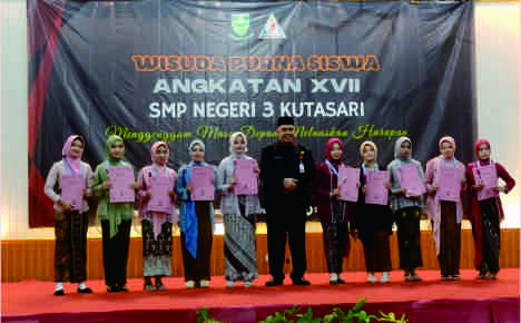 SMP Negeri 3 Kutasari menyelenggarakan wisuda purna siswa, di Bale Panggih Griyadi, Purbasari Pancuran Mas Purbalingga, Rabu, 12 Juni 2024.