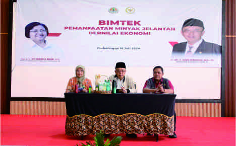 Kepala Pusat Pengembangan Generasi Lingkungan Hidup dan Kehutanan,  Ir. Sinta Saptarina Soemiarno, M.Sc  saat Bimtek Pengelolaan Sampah Bernilai  Ekonomis Kementerian Lingkungan Hidup dan Kehutanan Republik Indonesia ( KLHK RI ) melalui Pusat Pengembangan Generasi LHK  Badan Penyuluh dan Pengembangan SDM, di Indra Giri Hall, Owabong Cottage Purbalingga, Selasa  16 Juli 2024.