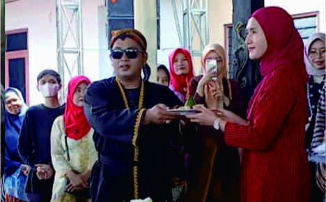 Kepala Desa Jetis, Cahyani Dwi Hargani saat acara ruwat bumi di Balai Desa Jetis, Kemangkon, Purbalingga, Sabtu 20 Juli 2024.