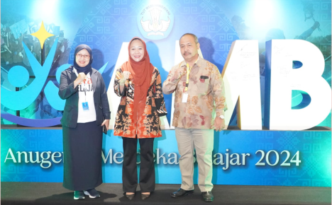 Bupati Purbalingga, Dyah Hayuning Pratiwi usai menerima Anugerah Merdeka Belajar dari Mendikbudristek melalui Kepala BPPB di Plenary Hall Jakarta Convention Center (JCC), Jumat malam 5 Juli 2024. Bupati Purbalingga, Dyah Hayuning Pratiwi usai menerima Anugerah Merdeka Belajar dari Mendikbudristek melalui Kepala BPPB di Plenary Hall Jakarta Convention Center (JCC), Jumat malam 5 Juli 2024.