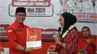 Petahana Bupati Purbalingga, Dyah Hayuning Pratiwi (Tiwi) mengembalikan formulir pendaftaran calon bupati ke DPC PDIP Purbalingga, Rabu 15 Mei 2024. Petahana Bupati Purbalingga, Dyah Hayuning Pratiwi (Tiwi) mengembalikan formulir pendaftaran calon bupati ke DPC PDIP Purbalingga, Rabu 15 Mei 2024.