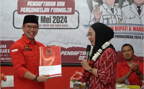 Petahana Bupati Purbalingga, Dyah Hayuning Pratiwi (Tiwi) mengembalikan formulir pendaftaran calon bupati ke DPC PDIP Purbalingga, Rabu 15 Mei 2024. Petahana Bupati Purbalingga, Dyah Hayuning Pratiwi (Tiwi) mengembalikan formulir pendaftaran calon bupati ke DPC PDIP Purbalingga, Rabu 15 Mei 2024.