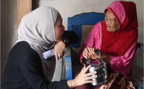 Bupati Purbalingga, Dyah Hayuning Pratiwi mengunjungi lansia sebatangkara penerima program 'Rantang Berkah' dari Pemkab Purbalingga yakni Ratmini warga RT 05 RW 01 Desa Makam dalam program 'Bupati Tilik Desa', Rabu 3 Juli 2024.