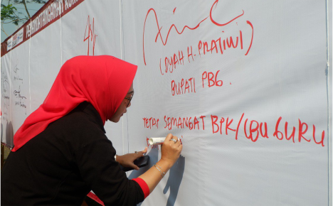 Bupati Purbalingga Dyah Hayuning Pratiwi (Tiwi) menuliskan pesan usai peluncuran program Implementasi Kurikulum Nasional (IKN), wilayah Kecamatan Rembang, di Halaman Pendopo Cokro Soenaryo Kecamatan Rembang, Sabtu 29 Juni 2024.