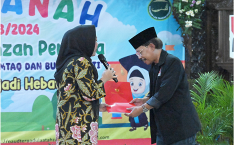 Bupati Purbalingga, Dyah Hayuning Pratiwi bersama Ketua Dewan Pimpinan Kabupaten (DPK) Keluarga Besar Marhaenis (KBM) Purbalingga, Supriono sebelum pemberangkatan rombongan, di Pendopo Dipokusumo, Jum'at 28 Juni 2024. Foto: tabloidelemen.com_Mahendra Yudhi Krisnha Bupati Purbalingga, Dyah Hayuning Pratiwi bersama Ketua Dewan Pimpinan Kabupaten (DPK) Keluarga Besar Marhaenis (KBM) Purbalingga, Supriono sebelum pemberangkatan rombongan, di Pendopo Dipokusumo, Jum'at 28 Juni 2024. Foto: tabloidelemen.com_Mahendra Yudhi Krisnha