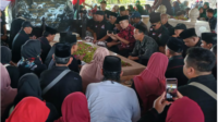 Pengurus dan anggota Dewan Pimpinan Kabupaten (DPK) Keluarga Besar Marhaenis (KBM) Purbalingga, ziarah kebangsaan ke makam Bung Karno di Kota Biltar Provinsi Jawa Timur, Sabtu 29 Juni 2024.Foto: tabloidelemen.com_Mahendra Yudhi Krisnha Pengurus dan anggota Dewan Pimpinan Kabupaten (DPK) Keluarga Besar Marhaenis (KBM) Purbalingga, ziarah kebangsaan ke makam Bung Karno di Kota Biltar Provinsi Jawa Timur, Sabtu 29 Juni 2024.Foto: tabloidelemen.com_Mahendra Yudhi Krisnha