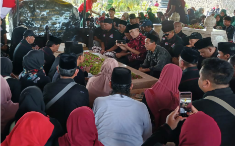 Pengurus dan anggota Dewan Pimpinan Kabupaten (DPK) Keluarga Besar Marhaenis (KBM) Purbalingga, ziarah kebangsaan ke makam Bung Karno di Kota Biltar Provinsi Jawa Timur, Sabtu 29 Juni 2024.Foto: tabloidelemen.com_Mahendra Yudhi Krisnha Pengurus dan anggota Dewan Pimpinan Kabupaten (DPK) Keluarga Besar Marhaenis (KBM) Purbalingga, ziarah kebangsaan ke makam Bung Karno di Kota Biltar Provinsi Jawa Timur, Sabtu 29 Juni 2024.Foto: tabloidelemen.com_Mahendra Yudhi Krisnha