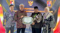 Wakil Bupati H Sudono usai menerima penghargaan Universal Health Coverage (UHC) Award 2024 Tingkat Madya dari Wakil Presiden RI, KH Ma’ruf Amin, di Karakatau Grand Ballroom TMII Jakarta Timur, Kamis 08 Agustus 2024. Wakil Bupati H Sudono usai menerima penghargaan Universal Health Coverage (UHC) Award 2024 Tingkat Madya dari Wakil Presiden RI, KH Ma’ruf Amin, di Karakatau Grand Ballroom TMII Jakarta Timur, Kamis 08 Agustus 2024.