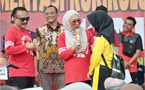 Bupati Tiwi saat hadir di Launching Implementasi Kurikulum Nasional (IKN) dan Sosialisasi Program "Mageh Padha Sekolah" di Korwilcam Kertanegara dan Karangmoncol yang dipusatkan di Lapangan Kecamatan Kertanegara, Sabtu 3 Agustus 2024.