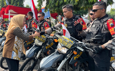 Bupati Purbalingga Dyah Hayuning Pratiwi memeriksa kesiapan personel usai Apel Gelar Pasukan Operasi Mantap Praja Candi 2024, di Alun-alun PurbaIingga, Jumat 23 Agustus 2024.