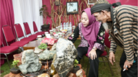 Bupati Dyah Hayuning Pratiwi  (Tiwi) bersama seorang perajin batu akik dari Desa Toyareja, Priyo Jatmiko saat Roadshow Pemulihan Ekonomi Kecamatan Purbalingga, di Lapangan Desa Toyareja, Kamis 8 Agustus 2024. Bupati Dyah Hayuning Pratiwi  (Tiwi) bersama seorang perajin batu akik dari Desa Toyareja, Priyo Jatmiko saat Roadshow Pemulihan Ekonomi Kecamatan Purbalingga, di Lapangan Desa Toyareja, Kamis 8 Agustus 2024.