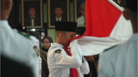 Anggota Paskibraka melakukan prosesi penghormatan bendera Merah Putih pada HUT ke-79 Kemerdekaan Republik Indonesia saat Pengukuhan Paskibraka Kabupaten Purbalingga Tahun 2024, di Pendopo Dipokusumo, Jumat 16 Agustus 2024. Anggota Paskibraka melakukan prosesi penghormatan bendera Merah Putih pada HUT ke-79 Kemerdekaan Republik Indonesia saat Pengukuhan Paskibraka Kabupaten Purbalingga Tahun 2024, di Pendopo Dipokusumo, Jumat 16 Agustus 2024.