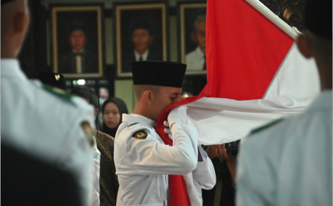 Anggota Paskibraka melakukan prosesi penghormatan bendera Merah Putih pada HUT ke-79 Kemerdekaan Republik Indonesia saat Pengukuhan Paskibraka Kabupaten Purbalingga Tahun 2024, di Pendopo Dipokusumo, Jumat 16 Agustus 2024. Anggota Paskibraka melakukan prosesi penghormatan bendera Merah Putih pada HUT ke-79 Kemerdekaan Republik Indonesia saat Pengukuhan Paskibraka Kabupaten Purbalingga Tahun 2024, di Pendopo Dipokusumo, Jumat 16 Agustus 2024.