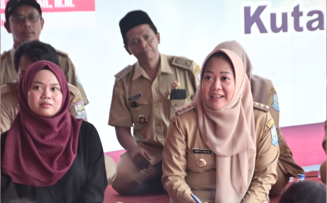 Bupati Purbalingga, Dyah Hayuning Pratiwi dalam acara Sambang Tani Kecamatan Kutasari, di Balai Desa Candinata, Senin 12 Agustus 2024. Bupati Purbalingga, Dyah Hayuning Pratiwi dalam acara Sambang Tani Kecamatan Kutasari, di Balai Desa Candinata, Senin 12 Agustus 2024.