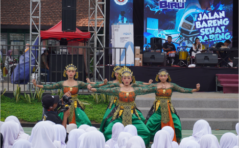 Pementasan Tarian Putri Ayu Limbasari oleh siswa SMP Negeri 2 Purbalingga saat acara Pesona Putih Biru peringatan 60 tahun SMP Negeri 2 Purbalingga, di sekolah itu, Sabtu 3 Agustus 2024