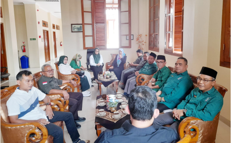 Pengurus DPC PKB Purbalingga menyerahkan Surat Keputusan (SK) kepengurusan DPC PKB Purbalingga dan salinan Aturan Dasar Aturan Rumah Tangga (AD/ART) partai menjelang Muktamar PKB ke Pengadilan Negeri (PN) Kabupaten Purbalingga, di ruang PN Purbalingga, Rabu 21 Agustus 2024. Pengurus DPC PKB Purbalingga menyerahkan Surat Keputusan (SK) kepengurusan DPC PKB Purbalingga dan salinan Aturan Dasar Aturan Rumah Tangga (AD/ART) partai menjelang Muktamar PKB ke Pengadilan Negeri (PN) Kabupaten Purbalingga, di ruang PN Purbalingga, Rabu 21 Agustus 2024.