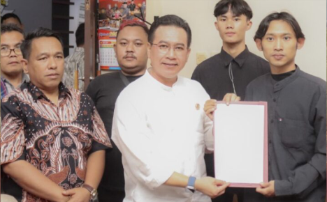 Aliansi GEMPUR menyerahkan pernyataan sikap untuk mengawal Keputusan Mahkamah Konstusi kepada Ketua sementara DPRD Purbalingga HR Bambang Irawan, usai melakukan aksi di depan gedung DPRD Purbalingga, Senin 26 Agustus 2024. Aliansi GEMPUR menyerahkan pernyataan sikap untuk mengawal Keputusan Mahkamah Konstusi kepada Ketua sementara DPRD Purbalingga HR Bambang Irawan, usai melakukan aksi di depan gedung DPRD Purbalingga, Senin 26 Agustus 2024.