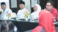 Pasangan Dyah Hayuning Pratiwi-Mahendra Farizal (Tiwi-Hendra) saat mengikuti konsolidasi bersama parpol koalisi menuju Pilkada Purbalingga di Andrawina Hall Owabong Cottage, Kamis malam 23 Agustus 2024. Pasangan Dyah Hayuning Pratiwi-Mahendra Farizal (Tiwi-Hendra) saat mengikuti konsolidasi bersama parpol koalisi menuju Pilkada Purbalingga di Andrawina Hall Owabong Cottage, Kamis malam 23 Agustus 2024.