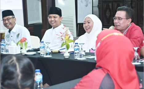 Pasangan Dyah Hayuning Pratiwi-Mahendra Farizal (Tiwi-Hendra) saat mengikuti konsolidasi bersama parpol koalisi menuju Pilkada Purbalingga di Andrawina Hall Owabong Cottage, Kamis malam 23 Agustus 2024.