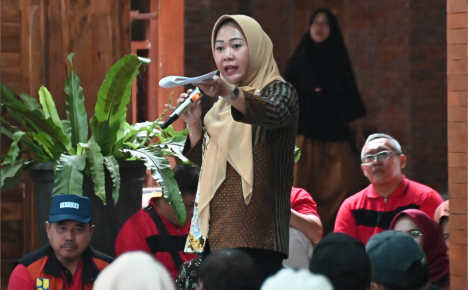 Bupati Purbalingga Dyah Hayuning Pratiwi (Tiwi) menggelontorkan dana stimulan untuk kelompok tani saat acara “Bupati Sambang Tani” di Desa Gembong, Jumat 23 Agustus 2024 Bupati Purbalingga Dyah Hayuning Pratiwi (Tiwi) menggelontorkan dana stimulan untuk kelompok tani saat acara “Bupati Sambang Tani” di Desa Gembong, Jumat 23 Agustus 2024