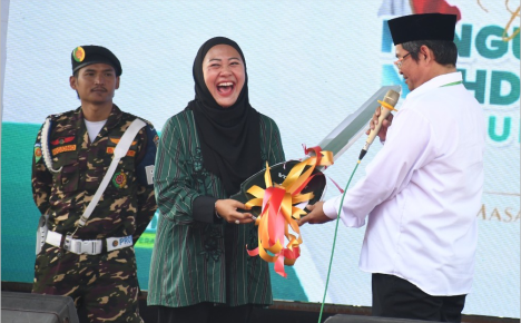 Bupati Purbalingga, Dyah Hayuning Pratiwi menyerahkan secara simbolis kontak mobil ambulans siaga untuk kepada Ketua Tanfidziyah Pimpinan Cabang Nahdlatul Ulama (PCNU) Kabupaten Purbalingga, Ulil Archam, di Pondok Pesantren Minhajut Tholabah, Kembangan, Kecamatan Bukateja, Minggu 25 Agustus 2024. Bupati Purbalingga, Dyah Hayuning Pratiwi menyerahkan secara simbolis kontak mobil ambulans siaga untuk kepada Ketua Tanfidziyah Pimpinan Cabang Nahdlatul Ulama (PCNU) Kabupaten Purbalingga, Ulil Archam, di Pondok Pesantren Minhajut Tholabah, Kembangan, Kecamatan Bukateja, Minggu 25 Agustus 2024.