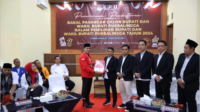 Ketua  DPC PDI Perjuangan Purbalingga, HR Bambang Irawan menyerahkan dokumen B.Pencalonan KWK dan B.Persetujuan KWK untuk mengusulkan nama bakal pasangan calon yakni  Pasangan Hj. Dyah Hayuning Pratiwi, SE, B.Econ, MM dan H. Mahendra Farizal, di KPU Purbalingga, Rabu 28 Agustus 2024. Ketua  DPC PDI Perjuangan Purbalingga, HR Bambang Irawan menyerahkan dokumen B.Pencalonan KWK dan B.Persetujuan KWK untuk mengusulkan nama bakal pasangan calon yakni  Pasangan Hj. Dyah Hayuning Pratiwi, SE, B.Econ, MM dan H. Mahendra Farizal, di KPU Purbalingga, Rabu 28 Agustus 2024.