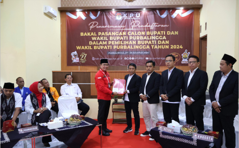 Ketua DPC PDI Perjuangan Purbalingga, HR Bambang Irawan menyerahkan dokumen B.Pencalonan KWK dan B.Persetujuan KWK untuk mengusulkan nama bakal pasangan calon yakni Pasangan Hj. Dyah Hayuning Pratiwi, SE, B.Econ, MM dan H. Mahendra Farizal, di KPU Purbalingga, Rabu 28 Agustus 2024. Ketua DPC PDI Perjuangan Purbalingga, HR Bambang Irawan menyerahkan dokumen B.Pencalonan KWK dan B.Persetujuan KWK untuk mengusulkan nama bakal pasangan calon yakni Pasangan Hj. Dyah Hayuning Pratiwi, SE, B.Econ, MM dan H. Mahendra Farizal, di KPU Purbalingga, Rabu 28 Agustus 2024.