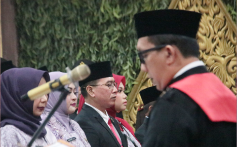Ketua Pengadilan Negeri Purbalingga, Eko Julianto memimpin pengucapan sumpah/janji di Ruang Rapat Paripurna DPRD Kabupaten Purbalingga, Senin 19 Agustus 2024.