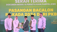 Ketua Umum DPP PKB, Muhaimin Iskandar (Cak Imin) menyerahkan secara langsung menyerahkan rekomendasi kepada Dyah Hayuning Pratiwi-Mahendra Farizal (Tiwi-Hendra) untuk maju di Pilkada Purbalingga 2024, dalam acara Serah Terima Dokumen Model B. Persetujuan Parpol KWK di Hotel Fairmont, Jakarta, Minggu 18 Agustus 2024 Ketua Umum DPP PKB, Muhaimin Iskandar (Cak Imin) menyerahkan secara langsung menyerahkan rekomendasi kepada Dyah Hayuning Pratiwi-Mahendra Farizal (Tiwi-Hendra) untuk maju di Pilkada Purbalingga 2024, dalam acara Serah Terima Dokumen Model B. Persetujuan Parpol KWK di Hotel Fairmont, Jakarta, Minggu 18 Agustus 2024