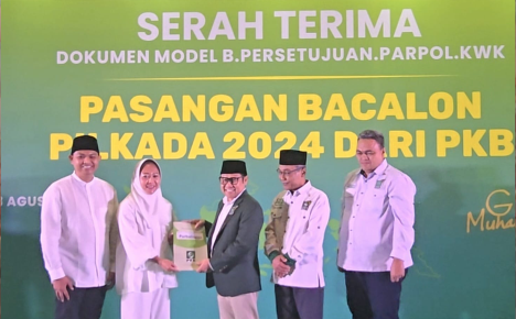 Ketua Umum DPP PKB, Muhaimin Iskandar (Cak Imin) menyerahkan secara langsung menyerahkan rekomendasi kepada Dyah Hayuning Pratiwi-Mahendra Farizal (Tiwi-Hendra) untuk maju di Pilkada Purbalingga 2024, dalam acara Serah Terima Dokumen Model B. Persetujuan Parpol KWK di Hotel Fairmont, Jakarta, Minggu 18 Agustus 2024
