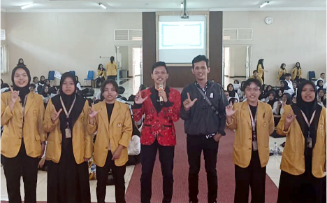 Muhammad Yusuf Habibi, alumnus Climate Generasi Camp Pusat Generasi Lingkungan (CGC PGL) Kementerian Lingkungan Hidup Republik Indonesia (KLHKRI) 2024 usai memberikan materi Generasi Peduli Iklim dalam Pengenalan Kehidupan Kampus Mahasiswa Baru di Aula Gedung Yustisia 3 Fakultas Hukum Unsoed Purwokerto, Jumat 16 Agustus 2024 Muhammad Yusuf Habibi, alumnus Climate Generasi Camp Pusat Generasi Lingkungan (CGC PGL) Kementerian Lingkungan Hidup Republik Indonesia (KLHKRI) 2024 usai memberikan materi Generasi Peduli Iklim dalam Pengenalan Kehidupan Kampus Mahasiswa Baru di Aula Gedung Yustisia 3 Fakultas Hukum Unsoed Purwokerto, Jumat 16 Agustus 2024